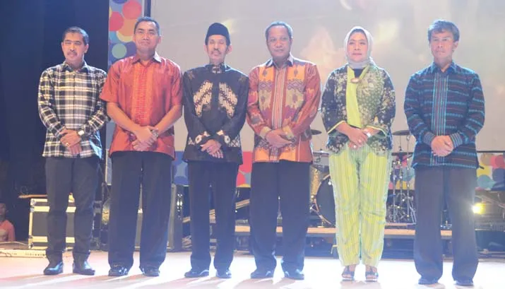 Foto Bersama Walikota Baubau AS Tamrin dan Walikota Pekalongan, Ketua DPRD Kota Baubau, Sekda Kota Baubau, dan Dandim 1413 Buton dalam acara pembukaan Baubau Expo beberapa waktu lalu.