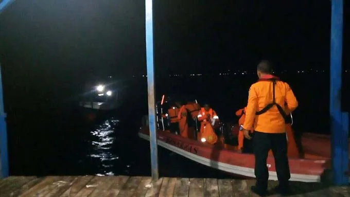 LONGBOAT TIM BOSOWA- Proses evakuasi long boat tim bosowa yang berhasil ditemukan di perairan utara Pulau Saponda Laut, Konawe, Sabtu (29/10/2016). Seluruh penumpang kapal merupakan peserta Festival Bokori Fishing Tournament. (Dokumentasi SAR Kendari)