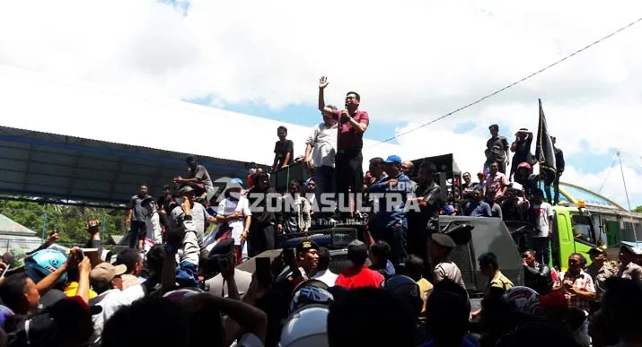 SAVE NUR ALAM - Salah satu calon walikota Kendari, yang juga kader PAN Sulawesi Tenggara (Sultra) Abdul Rasak turut berorasi mendukung Nur Alam di hadapan ribuan massa yang saat ini menduduki kantor DPRD setempat, Selasa (4/10/2016). (Lukman Budianto/ZONASULTRA.COM)