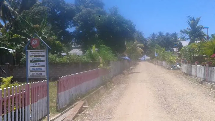Akses jalan menuju Pantai Mowundo