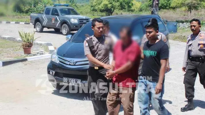 Foto : Pelaku pemerkosa anak kandungnya sendiri saat digiring ke Polres Wakatobi. (Foto : Duriani/ZONASULTRA.COM)