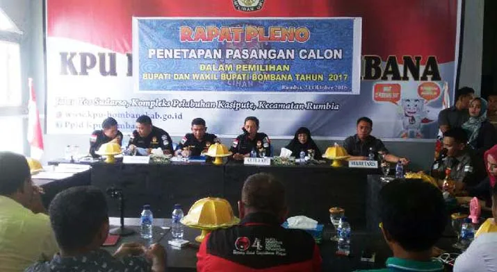 PLENO PENETAPAN - Kpud Bombana melakukan rapat pleno penetapan pasangan calon Bupati dan Wakil Bupati Bombana Sulawesi Tenggara(Sultra) di Kantor Kpu setempat pada Senin(24/10/2016), Dari empat paslon hanya dua yang ditetapkan lolos yakni Tafdil- Johan dan Kasra-Man Arfah. (Andi Hasman/ZONASULTRA.COM)