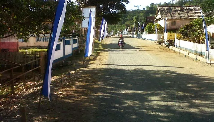 JALAN NASIONAL - Kondisi salah satu badan jalan lingkar poros dari arah selatan Pulau Kabaena, tepatnya di Desa Langkema Kecamatan Kabaena Selatan sebelum pengaspalan Tahun 2015. (Jumrad Raunde/ZONASULTRA.COM)