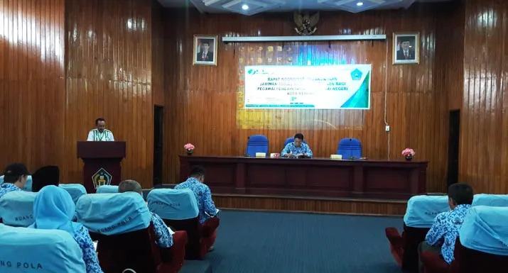 RAPAT KOORDINASI - Kepala Bidang Pemasaran BPJS Kota Kendari Sahid Wahid sedang memaparkan materi BPJS Ketenagakerjaan di gedung pola Pemkot Kendari, Senin (17/10/2016).Rapat koordinasi ini merupakan upaya perluasan perlindungan kepada Pegawai Pemerintah Non Pegawai Negeri. (IRSAN RANO/ZONASULTRA.COM).