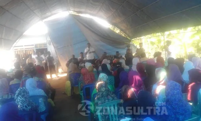 Masyarakat desa Ondoke Kecamatan Sawerigadi Kabupaten Muna Barat sedang mendengarkan sepatah kata dari bakal Calon Bupati Muna Barat LM.Rajiun Tumada. FOTO : LAODE PIALO/ZONASULTRA.COM