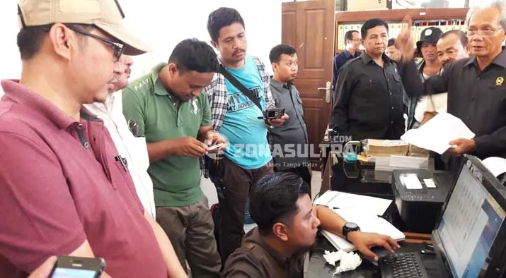 SAVE NUR ALAM- Bupati Konawe Kery Konggoasa dan Ketua DPRD Kota Kendari Abdul Razak saat melihat staff PT Sultra mengirim aspirasi mereka ke PN Jaksel dan MA. ILHAM SURAHMIN/ZONASULTRA.COM