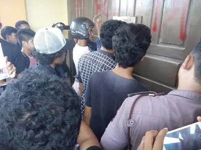 Mahasiswa menyegel Sekretariat KPU Sultra