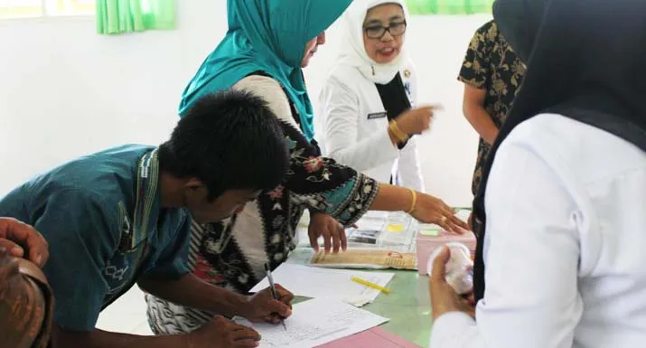 TES URINE - Wakil Bupati Kabupaten Kolaka Timur (Koltim), Andi Merya Nur dan sejumlah peserta W)workshop lakukan tes urin. Kegiatan tersebut dilaksanakan di Sekolah Menegah Kejuruan Kesehatan (SMKK) Labatamba Koltim, Kamis (20/10/2016). (JASPIN/ZONASULTRA.COM)