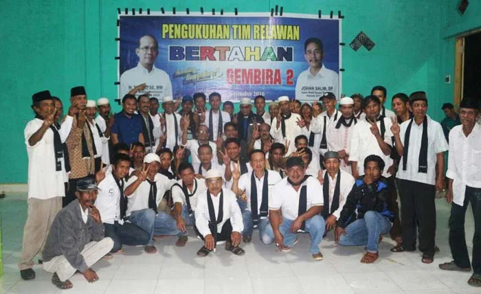 Foto bersama paslon bernomor urut 2 Tafdil bersama masyrakat Poltim pada Jumat malam (11/11/2016), saat mengukuhkan 422 tim relawan yang berasal dari delapan Desa/Kelurahan di Kecamatan Poltim. (Andi Hasman/ZONASULTRA.COM)