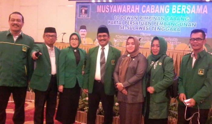 Muscab PPP – Wakil Bupati kolaka Timur (Koltim) Andi Merya Nur (tengah) bersama sejumlah pengurus PPP Sulawesi Tenggara di Hotel Clarion Kendari, Minggu (15/11/2016). Andi Merya Nur sebelumnya adalah kader PPP yang kini pindah jadi Ketua Nasdem Koltim. (Muhamad Taslim Dalma/ZONASULTRA.COM)