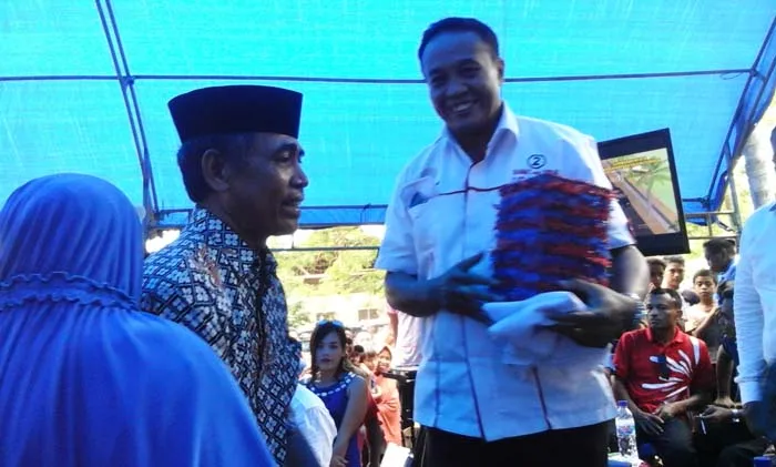 Tokoh masyarakat Yusuf Muh. Ali dan Wa Kariana saat menyerahkan cap Jempol darah di kain putih dan sumbangan koin oleh masyarakat kepada LM.Rajiun Tumada.