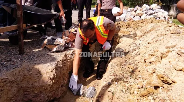 KLINIK KESEHATAN - Kepala Kepolisian Daerah (Kapolda)  Sulawesi Tenggara, Brigadir Jendral Polisi, Agung Sabar Santoso saat melakukan peletakan batu pertama pembangunan klinik di Mapolda Sultra, Kamis (3/11/2016). (Lukman Budianto/ZONASULTRA.COM)
