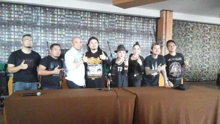 Foto bersama Seven Blink Indonesia dan Manager Entertaint Clarion, Suparmin. Usai melakukan conference pers dengan media, di Sky Poll Clarion, Selasa (8/11/2016).