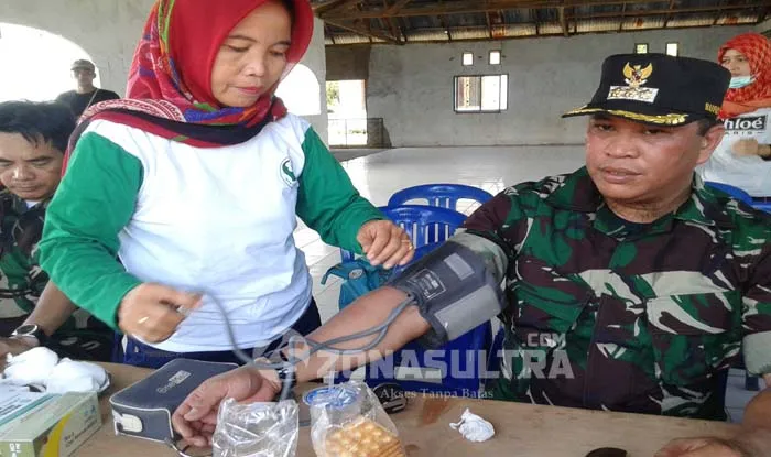 PEMERIKSAAN KESEHATAN-Terlihat Bupati Konawe Utara, Ruksamin melakukan pemeriksaan kesehatan. Diposko kesehatan Kelurahan Wiwirano, Kecamatan ohe. Hal ini dilakukan dalam kegiatan napak tilas dalam mempringati hari pahlawan. (Jefri/ZONASULTRA COM).