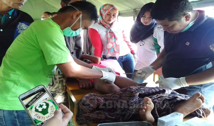 SUNATAN MASSAL-Terlihat tim medis Dinas Kesehatan Kabupaten Konawe utara sedang melakukan sunat massal disertai pengobatan gratis dalam rangka mempringati napak tilas dan Hari Pahlawan 10 november, juga mensuksekan program senam jantung sehat bebas asap rokok. (Jefri/ZONASULTRA.COM)