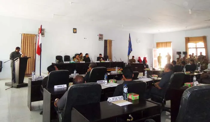 Sekretaris Dewan Perwakilan Rakyat Daerah (Dprd) Kabupaten Konawe Kepulauan (Konkep) Muhammad Rijal Saat membacakan struktur Organisasi Perangkat Daerah (OPD) diruang paripurna dewan melalui rapat paripurna yang diselenggarakan Selasa (8/11/2016). (Arjab karim/ZONASULTRA.COM)
