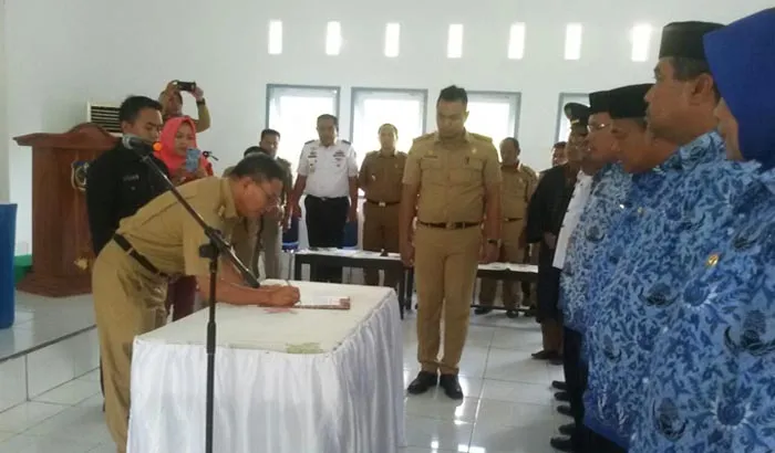Proses pelantikan sejumlah Pejabat Eselon Tiga di Aula Kantor Bupati Kolaka Timur (Koltim), Senin (07/11/2016) sore tadi. Bupati Koltim Tony Herbiansyah langsung membacakan sumpah dan janji dihadapan sejumlah para pejabat dan sekaligus melantik secara resmi. (FOTO: JASPIN/ZONASULTRA.COM)