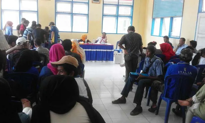 Suasana verifikasi berkas oleh para calon kepala desa di Aula Kantor Kecamatan Loeya Sabtu (12/11/2016), pagi tadi. (Foto : Jaspin/ZONASULTRA.COM)