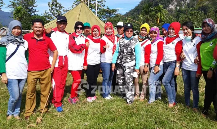 FOTO BERSAMA-Terlihat Kepala Dinas Kesehatan Kabupaten Konawe Utara, Nurjannah Efendi mengenakan pakaian loreng TNI bersama seluruh satafnya melakukan foto bersama dalam kegiatan pengobatan gratis, senam jantung sehat bebas asap rokok yang selenggarakan dalam kegiatan napak tilas mempringati hari pahlanwan 10 november. (Jefri/ZONASULTRA.COM).