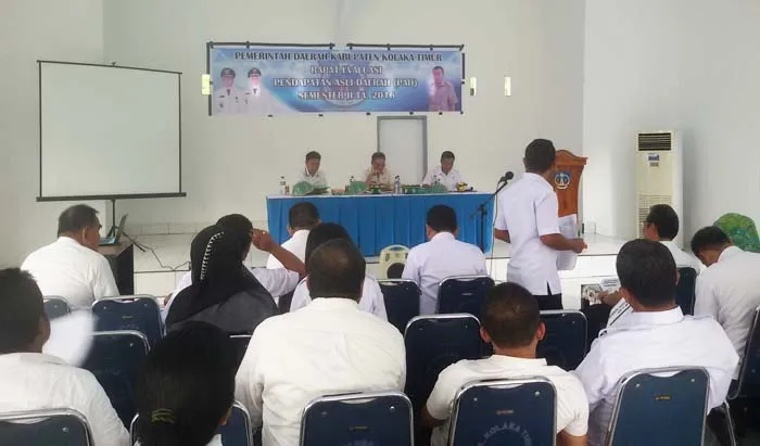 RAPAT EVALUASI - Rapat Evaluasi PAD Semester II Tahun 2016 di Aula Kantor Bupati Rabu (9/11/2016) pagi tadi. Rapat tersebut dipimpin langsung oleh Bupati Kolaka Timur (Koltim), Tony Herbiansyah didampinggi oleh Asisten Tiga Samsul Bahri Madjid (Kiri) dan Kepala Dispenda Sumiarno (Kanan). (JASPIN/ZONASULTRA.COM)