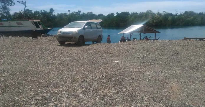LABUAN TOBELO adalah kawasan berlabuhnya kapal perompak asal Tobelo di Pulau Kabaena di masa lampau. Kini kawasan itu telah menjadi kawasan pelabuhan khusus PT. Surya Saga Utama, salah satu perusahaan tambang yang bekerjasama dengan investor asal Rusia untuk membangun pabrik nikel (smelter). (Jumrad Raunde/ZONASULTRA.COM)