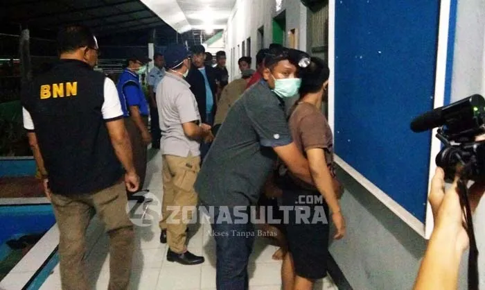 Suasana saat Badan Narkotika Nasional Provinsi (BNNP) Sulawesi Tenggara (Sultra), bersama Kementerian Hukum dan Hak Asasi Manusia (Kemenkumham) Kantor Wilayah Sultra melakukan razia di Lembaga Pemasyarakatan (Lapas) Kelas IIA Kendari (11/11/2016).(Lukman Budianto/ZONASULTRA.COM)