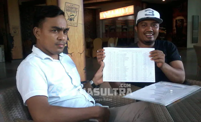PEMILIH GANDA - Tim pemenangan Derik-Syahriah, Joko (kiri) dan Rahmat saat menunjukkan dokumen daftar pemilih yang diduga ganda di Kendari, Minggu (13/11/2016). (Muhamad Taslim Dalma/ZONASULTRA.COM).