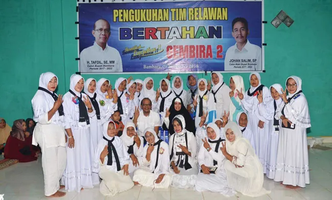 Foto bersama H. Tafdil beserta relawan wanita Poltim