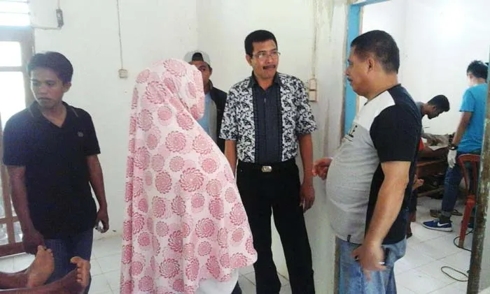 Serap Aspirasi Masyarakat Butur, Umar Arsal Perjuangkan Status Jalan Ketgam: Anggota DPR RI Umar Arsal sedang berdiskusi dengan Camat Kambowa La Madia di Kantor Desa Bente, Rabu (9/11/2016). Diskusi tersebut merupakan salah satu rangkaian kunjungan usai menerima aspirasi masyarakat.(IRSAN RANO/ZONASULTRA.COM).