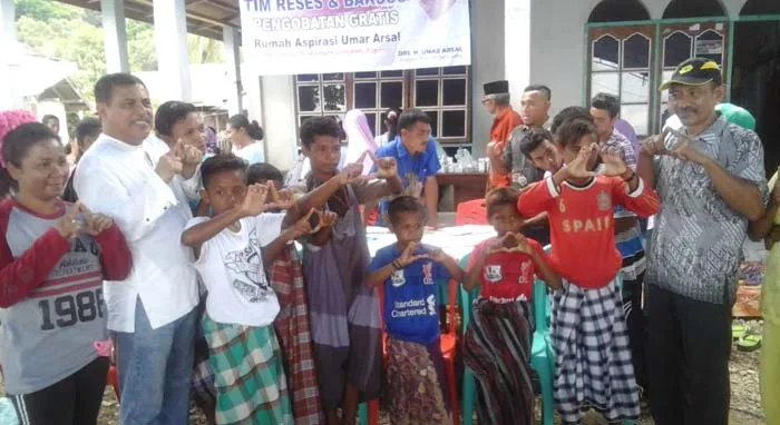 Umar Arsal berfoto bersama masyarakat di Desa Bhira.