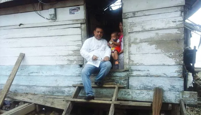 Umar Arsal Mengunjungi rumah warga di Desa Bhira.