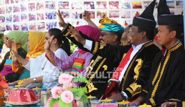 Arhawi Ruda saat menghadiri Festival Pulau Tomia (FTP) bersamaKetua DPRD Wakatobi Muh Ali, Anggota DPD RI Hamsinah Bolu, anggota Forum Komunikasi Pimpinan Daerah, Perwakilan Bank Dunia, sejumlah pejabat lingkup Pemkab Wakatobi serta ribuan tamu undangan, Kamis (3/11/2016). (Duriani/ZONASULTRA.COM)