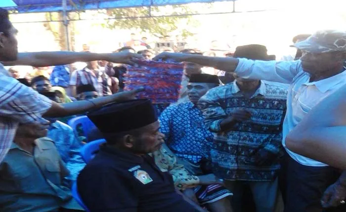 Masyarakat Desa Lalemba lakukan Sumbang Koin sebagai bentuk dukungan terhadap pasangan LM.Rajiun Tumada dan Ahmad Lamani.