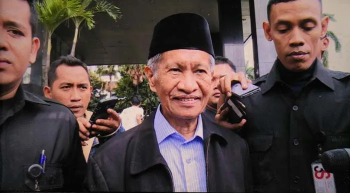 Mantan Hakim Mahkamah Konstitusi (MK) Muhammad Alim usai Komisi Pemberantasan Korupsi (KPK) untuk diperiksa sebagai saksi tersangka Suap Umar Samiun, Rabu (2/11/2016). (Rizki Arifiani/ZONASULTRA.COM)