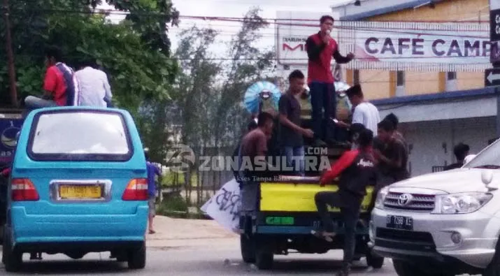 Diduga Kampanyekan Salah Satu Calon Gubernur, Pj Bupati Buteng Didemo di Kendari