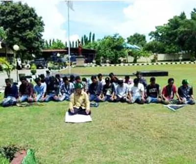 Puluhan Massa HMI Cabang Baubau Shalat Dhuha di Kantor Polisi