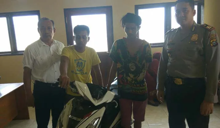 Pencurian Bermotor - Foto Kapolsek Mandonga Andri Setiawan (Kanan) bersama Kanit Reskrim Baharudin Supu ujung (Kiri). saat berfoto bersama dua pelaku curanmor. Selasa (3/1/2017) (Erik Ari Prabowo/ZONASULTRA.COM)