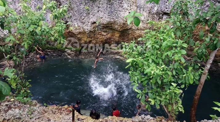 Wisata Batu Terbelah