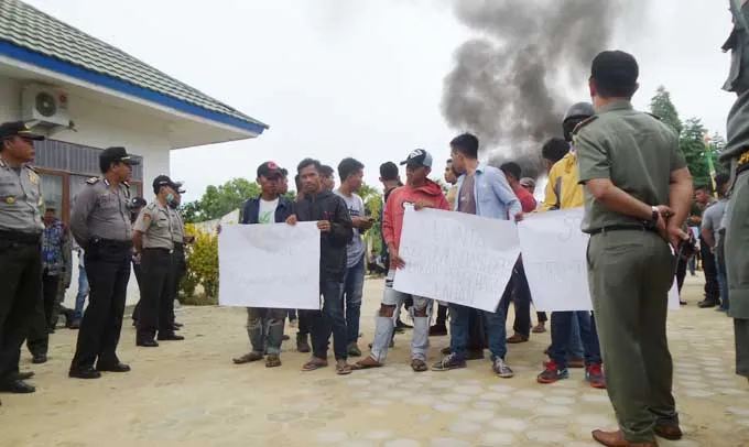 Tuntut Pembayaran Ganti Rugi Lahan, Warga Desak Bupati Konkep Mundur