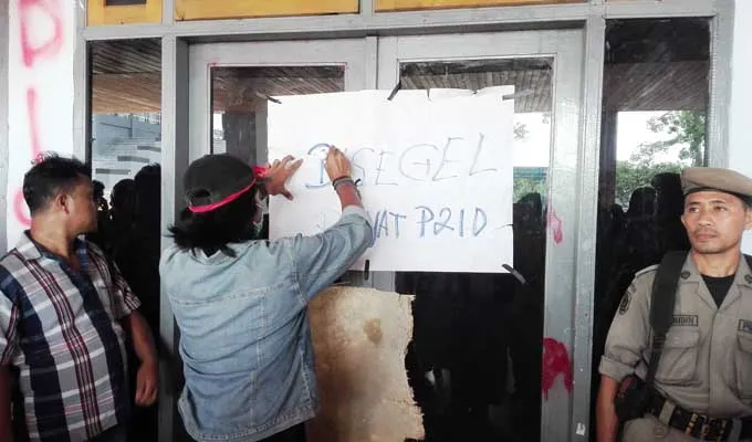 Demo, Puluhan Warga Pemilik Lahan P2ID Segel Kantor DPRD Sultra