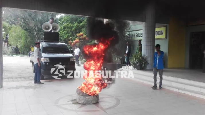 Tidak Terdaftar di Kemenristek Dikti, Puluhan Mahasiswa UHO Lakukan Aksi Demonstrasi