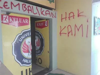 Gedung rektorat yang dicoret-coret oleh demonstran