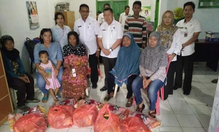 Foto Bersama Kepala Dinas Sosial, tim dan penerima bantuan sembako