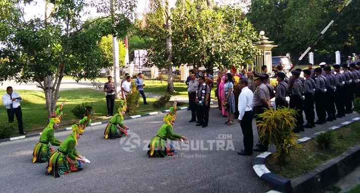 Tiba di Mapolda Sultra, Kapolda Baru Disambut Tarian Tradisional