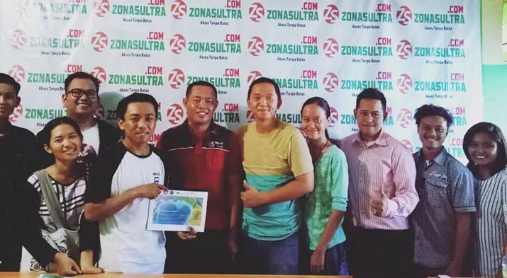 Foto bersama pihak koheo film dengan rekan-rekan dari zonasultra.id