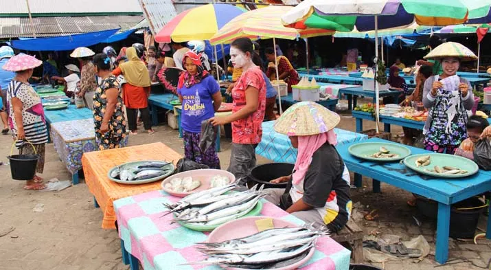 Disperindag Wakatobi Beri Bantuan Meja Penjual Ikan dan Sayur