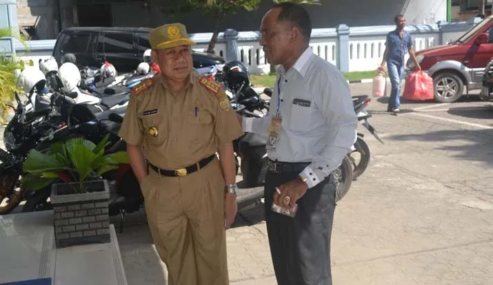 Kepala Dinas Sosial, Tenaga Kerja dan Transmigrasi Kota Baubau dan kepala BNI Cabang Baubau memantau penyluaran dana bantuan sosial.