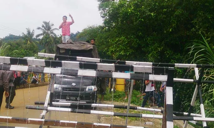 Pleno Pilkada Kolut Diwarnai Aksi Protes Simpatisan Paslon