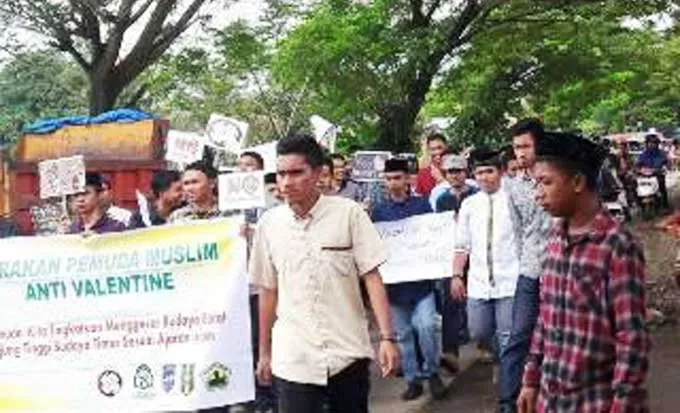 Aksi Long March menolak hari Valentine.