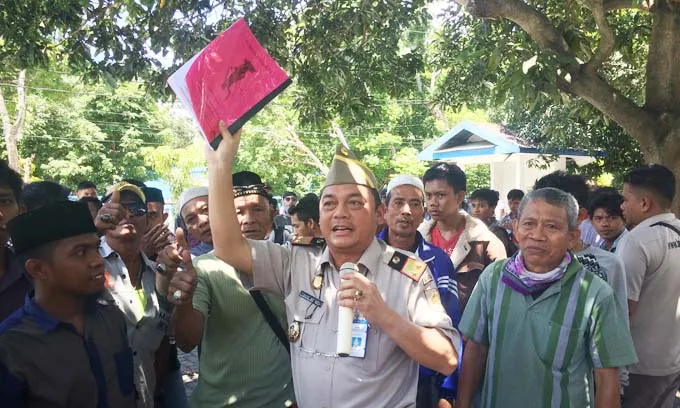 Kakanwil BPN Sultra Temui Massa Aksi dengan Berlesehan di Bawah Pohon